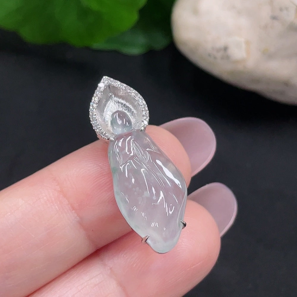 Jadeite inlaid pendant with diamond accents, 18K gold, weighing approx. 2.9g, featuring HUILIU HQ jade jewelry design.