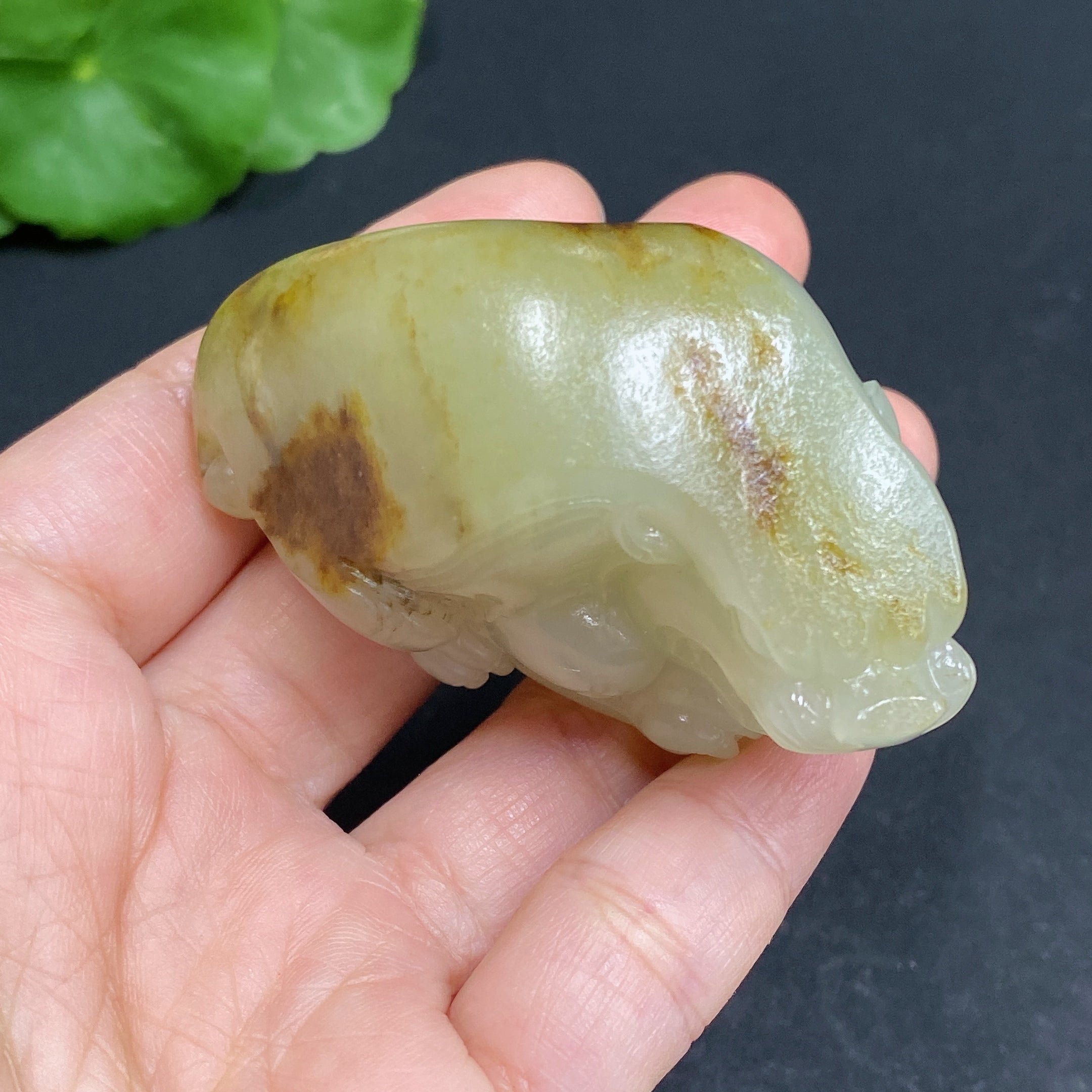 和田玉吊墜,吉祥獸造型,總重約80.9克,皮色來源不明