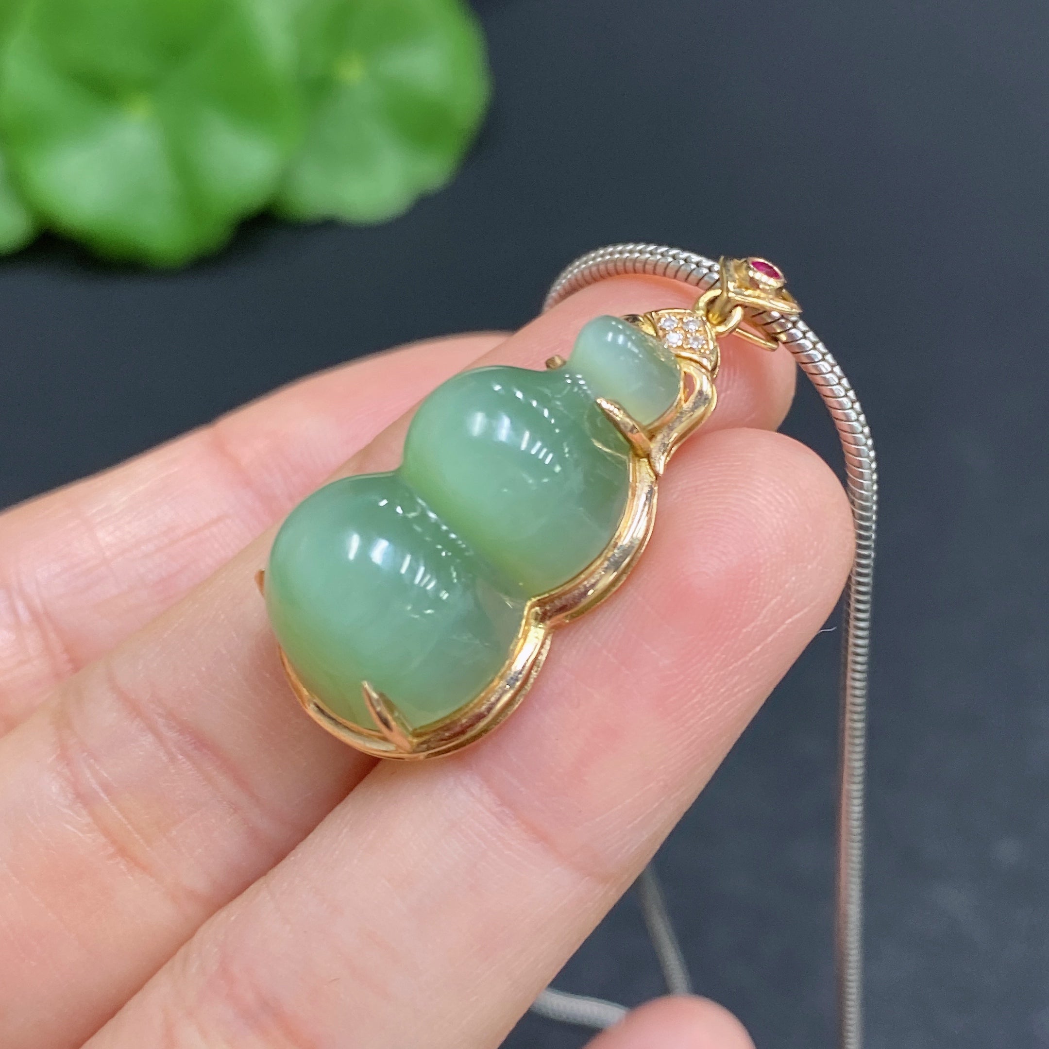 Hetian Jade Inlaid Gourd with 18K Gold and Non-Gold Chain (Total Weight Approx. 11.3g, Chain Non-Removable)