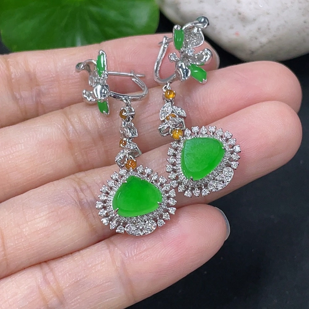 HKHQ jadeite earrings with 18k gold and diamond accents, showcasing elegant jewelry design and craftsmanship.