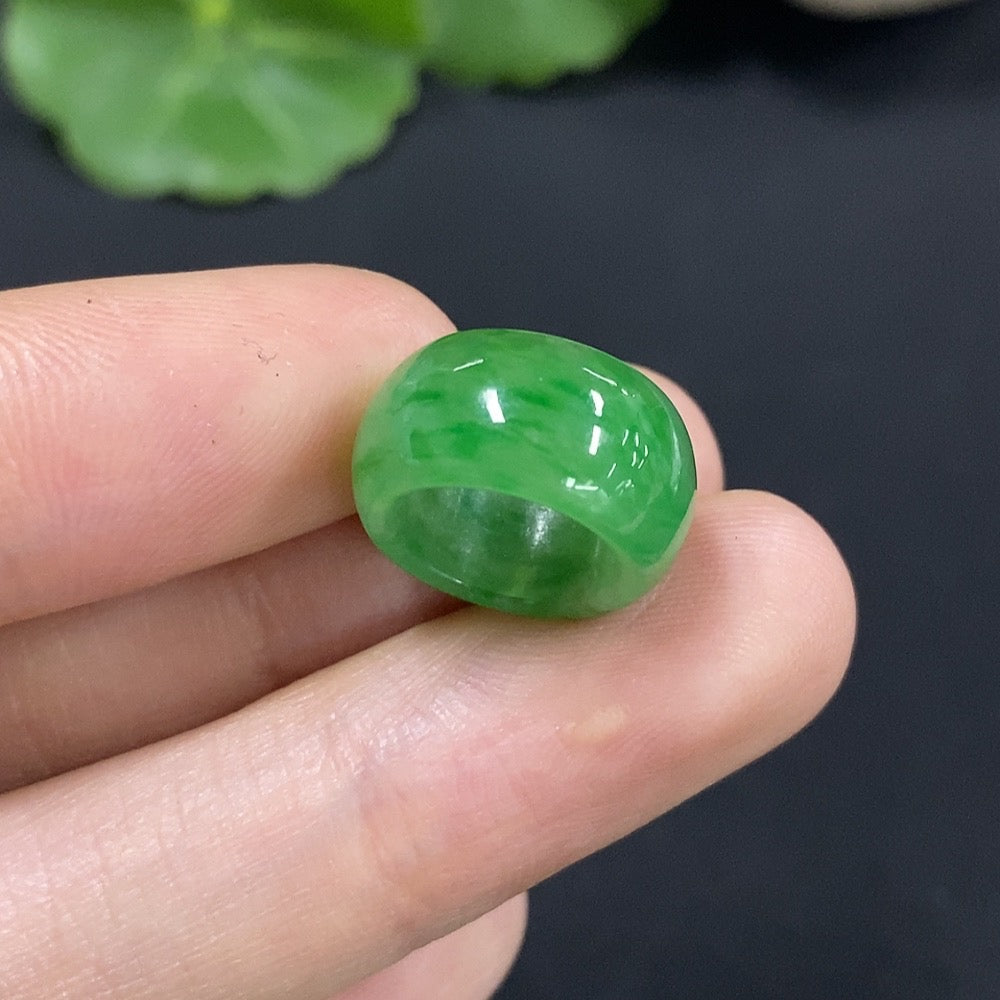 Anillo de jadeíta peso total aprox. 2.24g