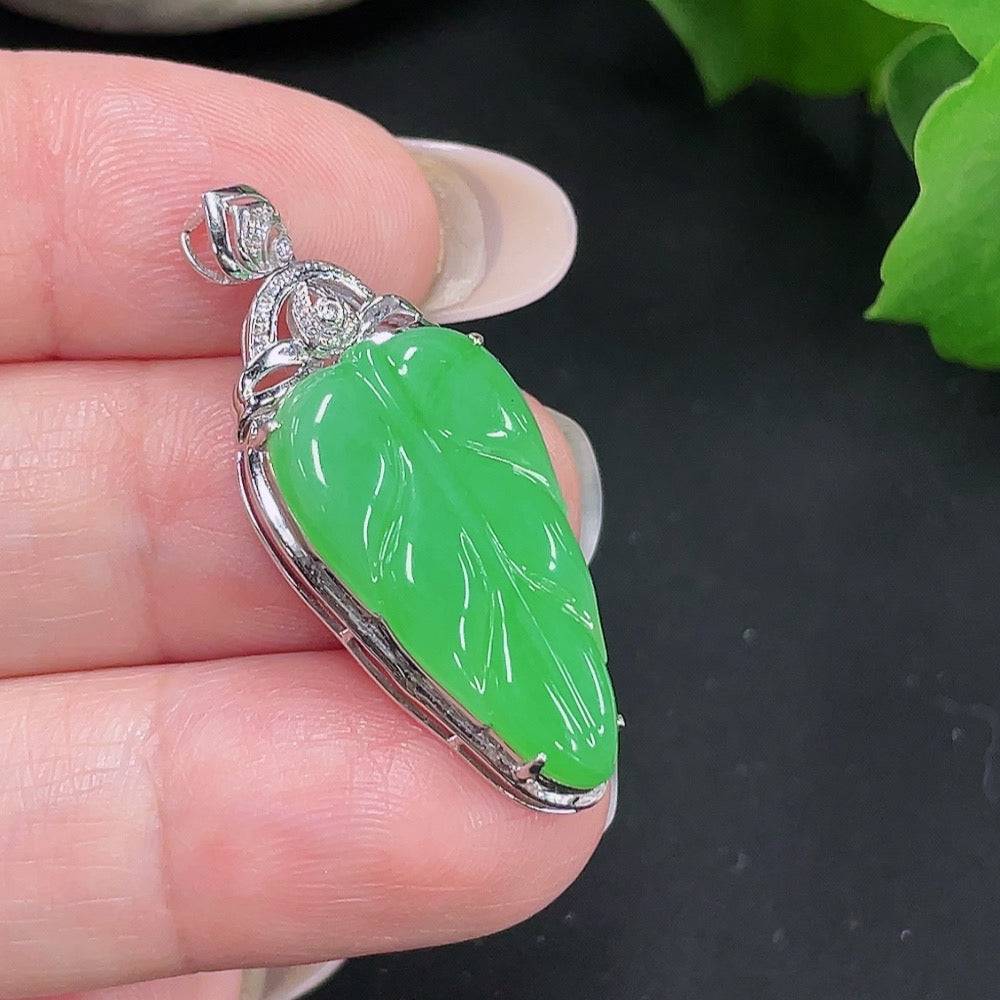 HUILIU HQ Jadeite leaf inlaid pendant with 18K gold and diamond accents, showcasing intricate craftsmanship and elegant design.