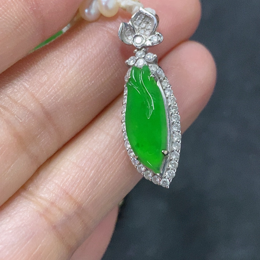 Jadeite freeform inlay pendant with 18K gold accents, featuring a jade gemstone, on a non-grade A chain, weight approx. 12.1g.