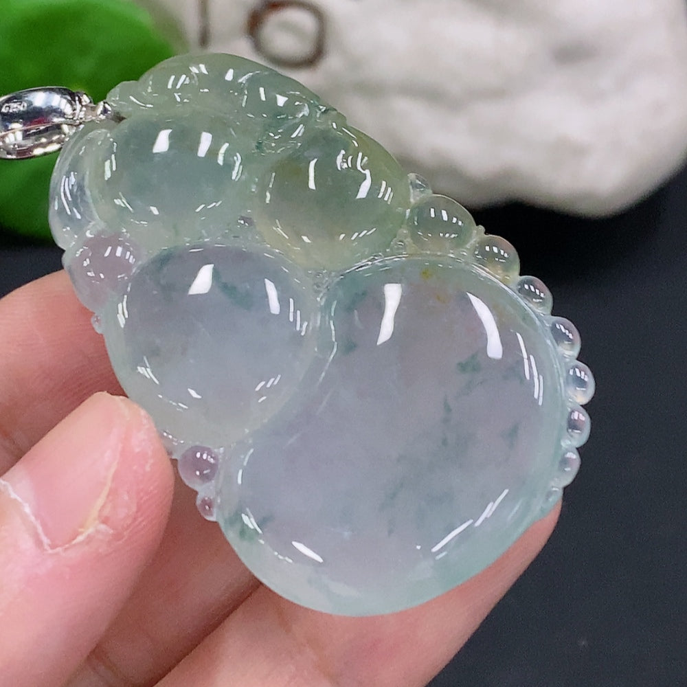 Jadeite Gourd Pendant with 18K Gold Clasp, Total Weight Approximately 26.3g