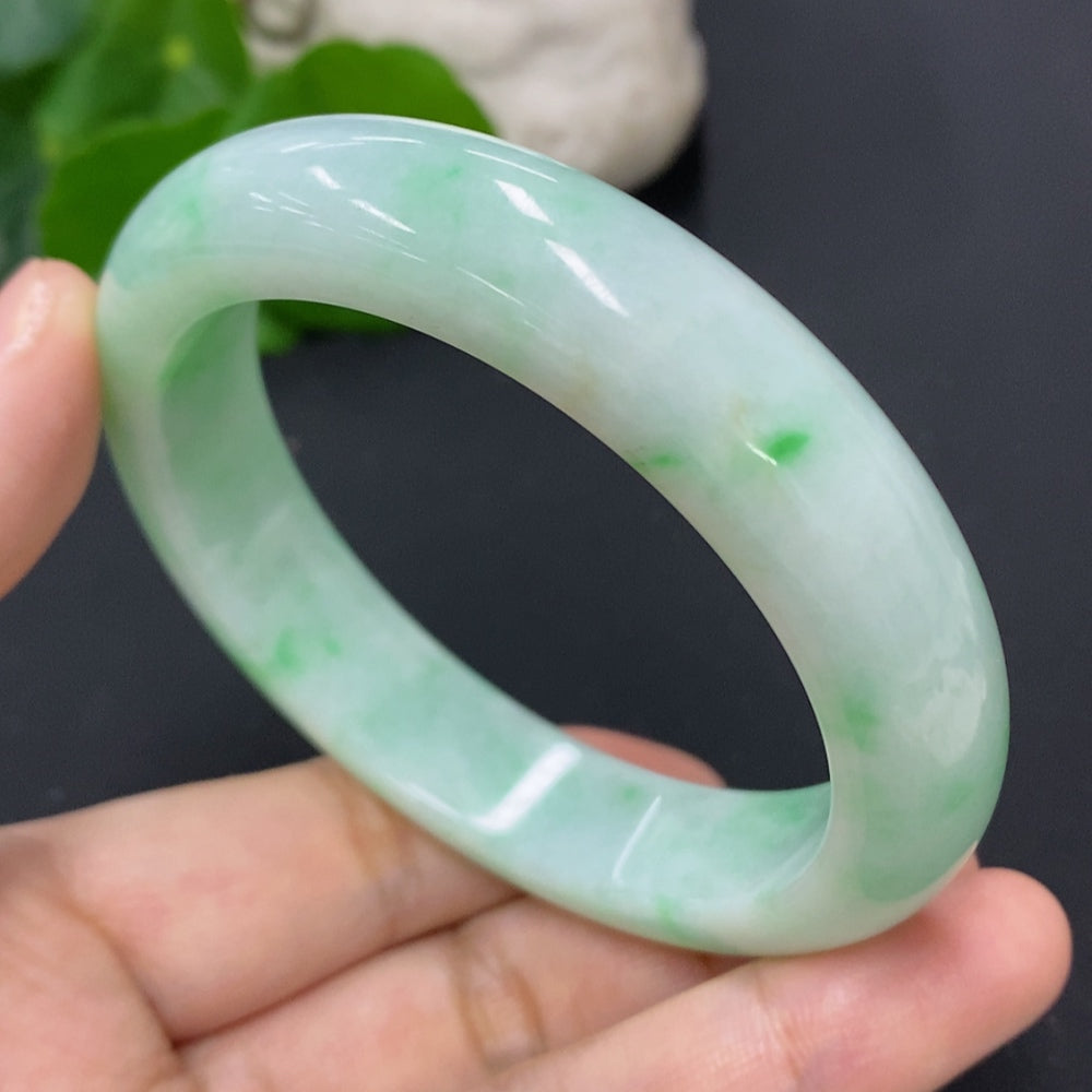 Jadeite round bracelet with size 58 and approximately 69.2g weight, featuring smooth jade beads, by HKHQ.