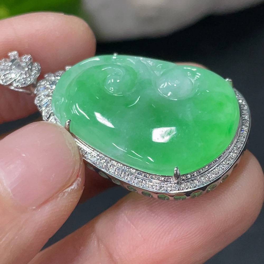 Jadeite Ruyi pendant with 18k gold and diamond inlay, crafted by HUILIU HQ, weighing approximately 6.17g.