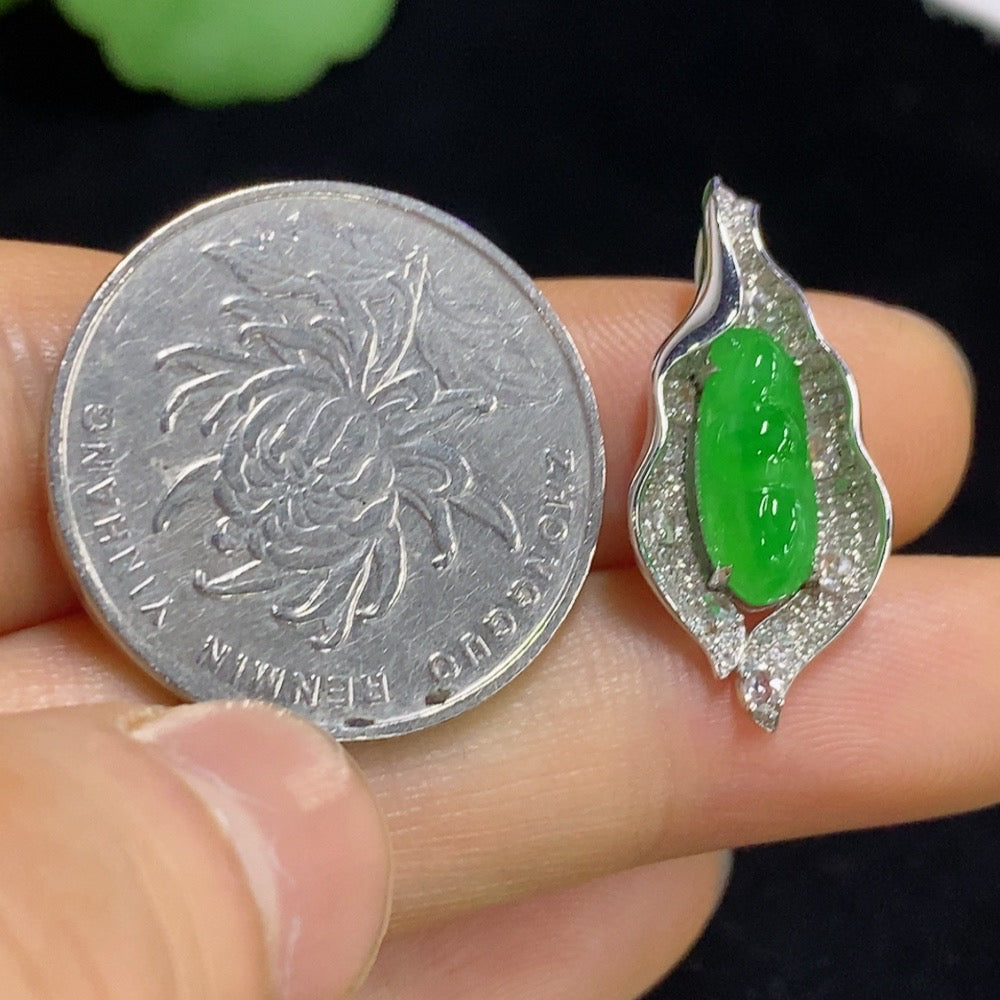 Jadeite Blessed Bean Pendant with 18K Gold and Diamond Accents, Total Weight Approximately 2.55g