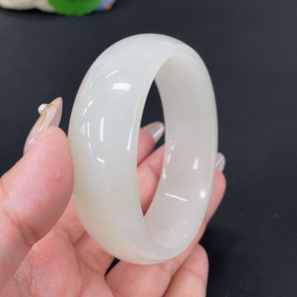 Hetian jade round bracelet by HUILIU HQ featuring smooth, polished stones, size 57.2mm, weighing approximately 74.4 grams.