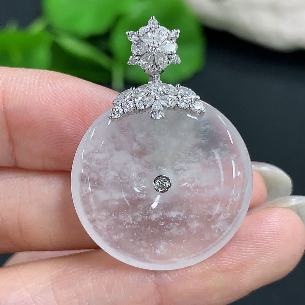 Jadeite pendant with peace knot design, 18K gold inlaid with diamonds, weight approx. 7.93g, crafted by HKHQ.
