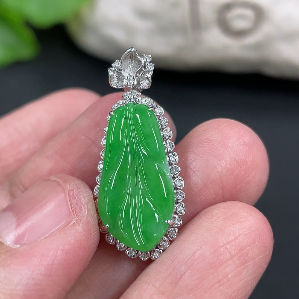 Jadeite Leaf Inlaid Pendant 18K Gold with Diamond Accents Total Weight Approx. 2.93g