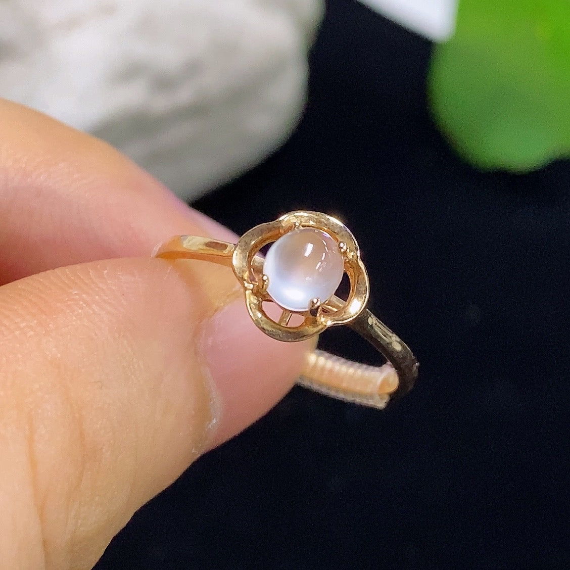 HKHQ jadeite cabochon solitaire ring in 18k gold, size 13, featuring a smooth jade stone with a total weight of 1.9g.