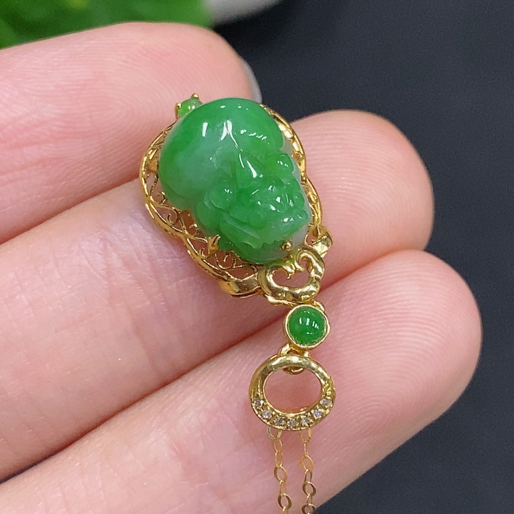 Colgante Pi Xiu de jadeíta incrustado en oro 18K peso total aprox. 1.9g incluyendo cadena