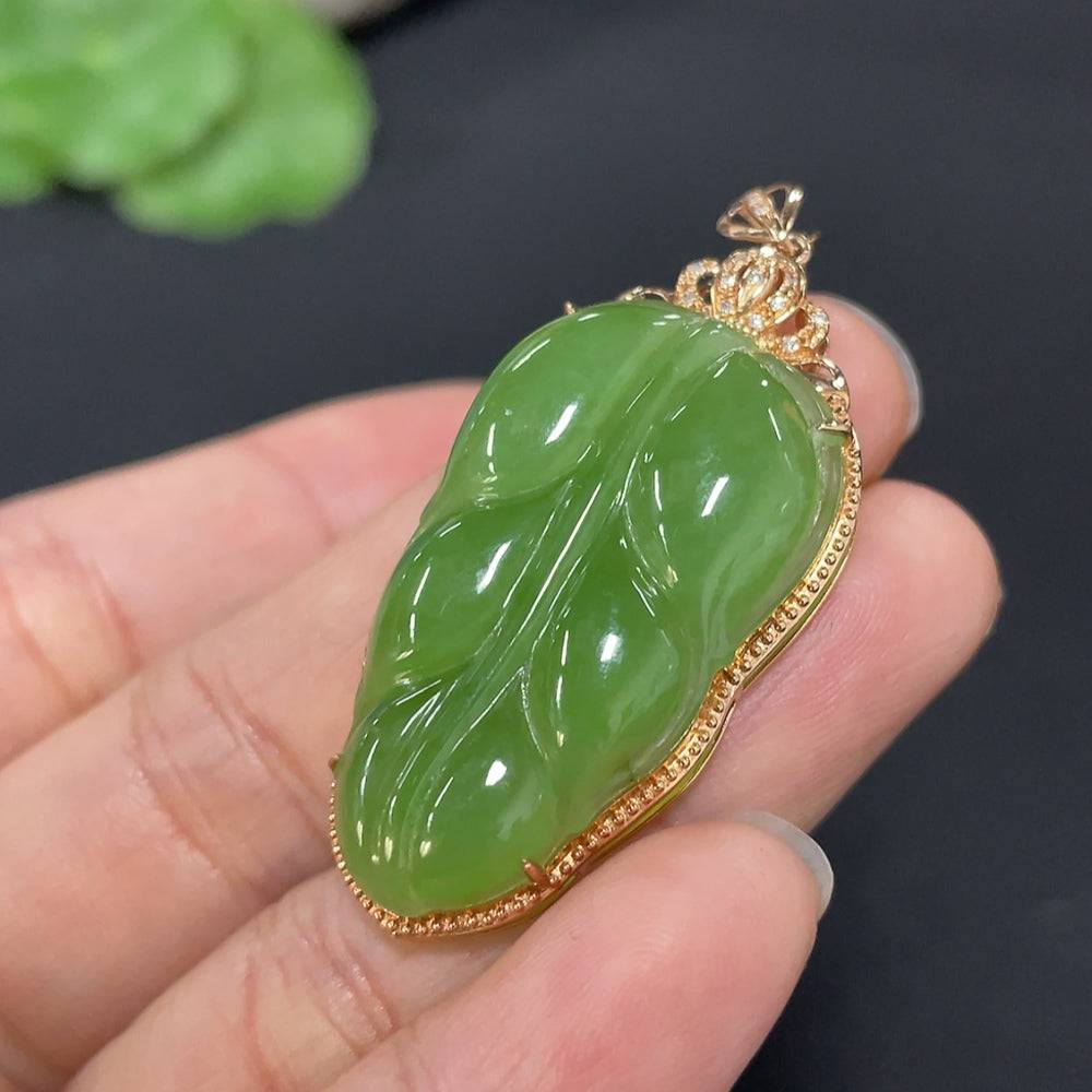 Hetian jade jasper leaf pendant in 18k gold with diamond accents, weighing approximately 5.3g, crafted by HUILIU HQ.