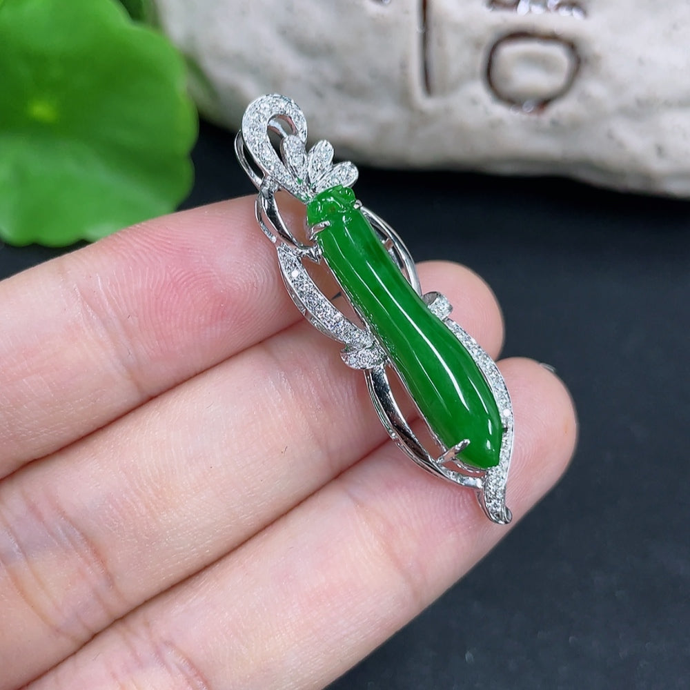 Elegant jadeite pendant set with 18K gold and diamond accents, featuring a striking jadeite necklace and matching jewelry.