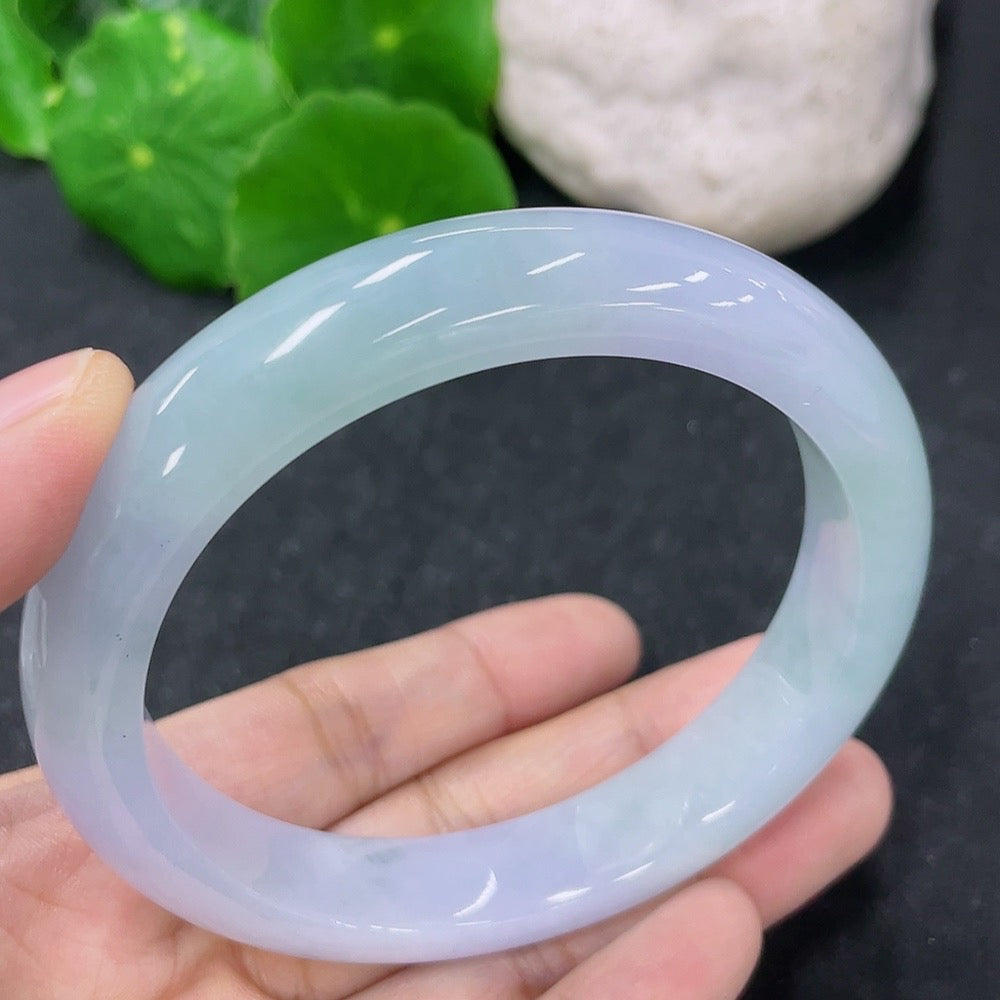 HKHQ jadeite round bangle weighing 55g, size 57.9mm, featuring smooth, polished jadeite with a glossy finish.