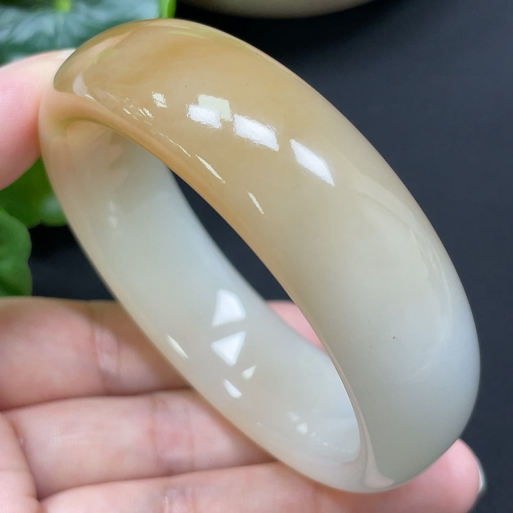 HKHQ Hetian Jade round bangle in size 55.2 with a smooth, polished surface and a weight of 83.44g, showcasing elegant craftsmanship