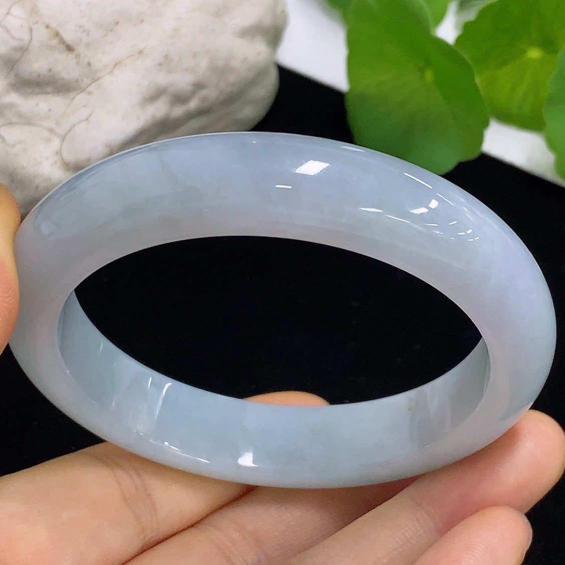 HKHQ jadeite round bangle in size 56.7 with a weight of 61.15g, showcasing smooth, polished jadeite jewelry.
