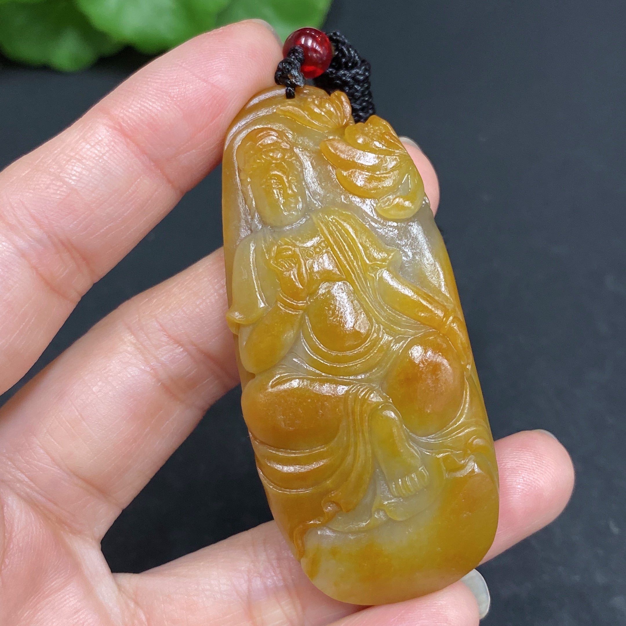 하티안 옥 관음 펜던트, 총 중량 (끈 포함) 32.2g, 피부색 미확인 원인
