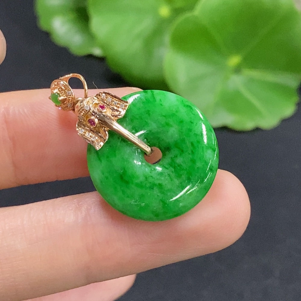 Jadeite Peace Knot Pendant with 18k Diamond Accents (Colorless)