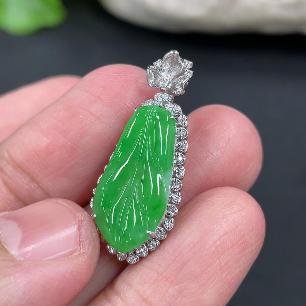 Jadeite Leaf Inlaid Pendant 18K Gold with Diamond Accents Total Weight Approx. 2.93g