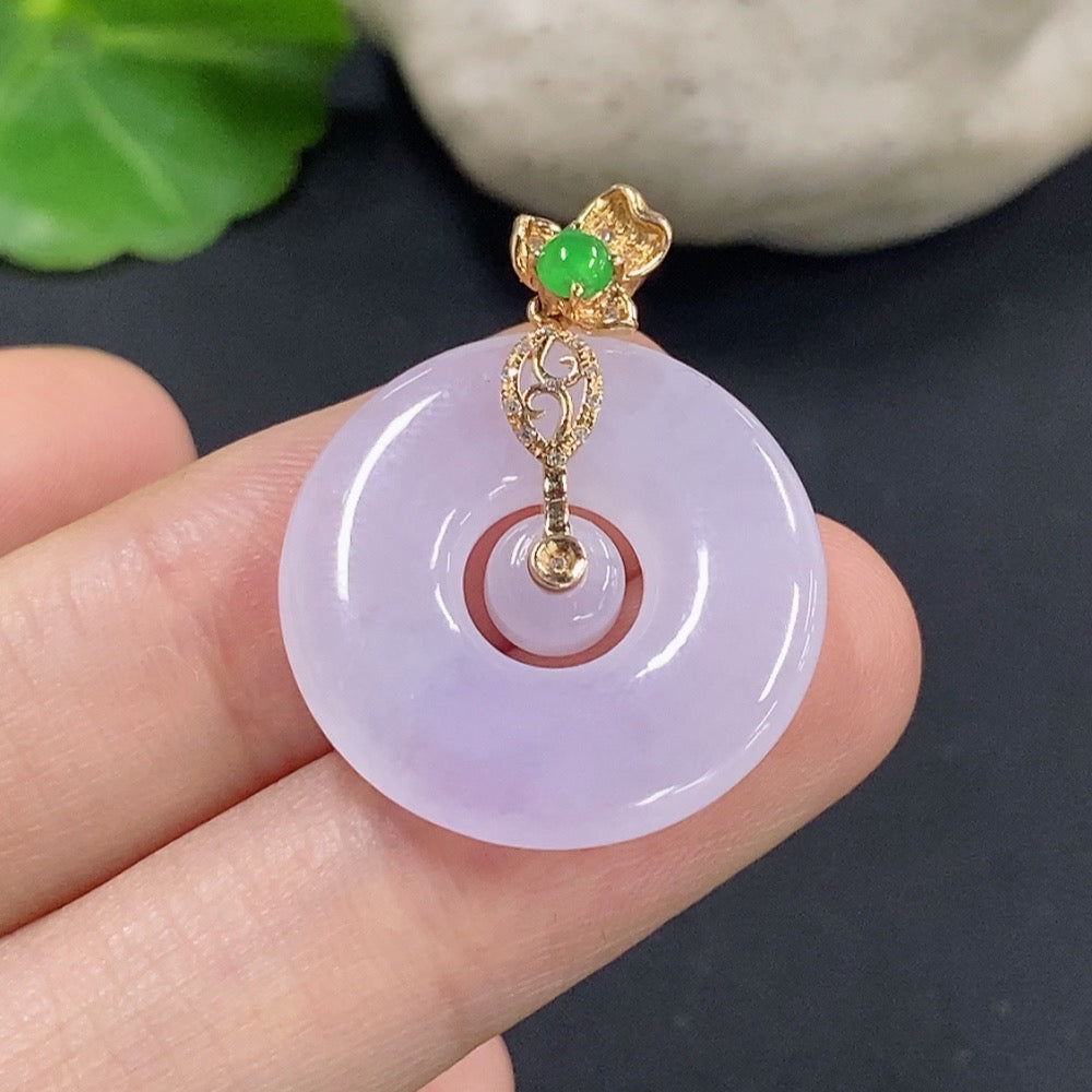 Jadeite mother-and-child clasp pendant set in 18K gold with diamond accents, featuring a jade jewelry design by HKHQ.