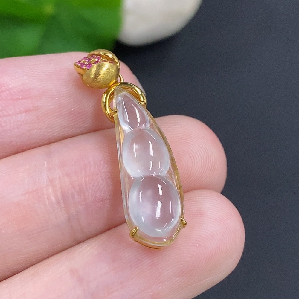Jadeite Fú Dòu pendant in 18k gold, crafted by HKHQ, featuring a smooth jade jadeite stone with gold accents, approximately 2.3g weight.