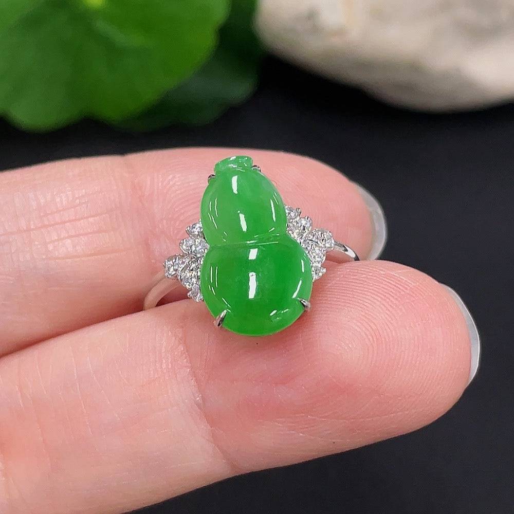 Jadeite gourd pendant with 18K gold inlay and diamond accents, featuring a jade jadeite gourd design, from HUILIU HQ.