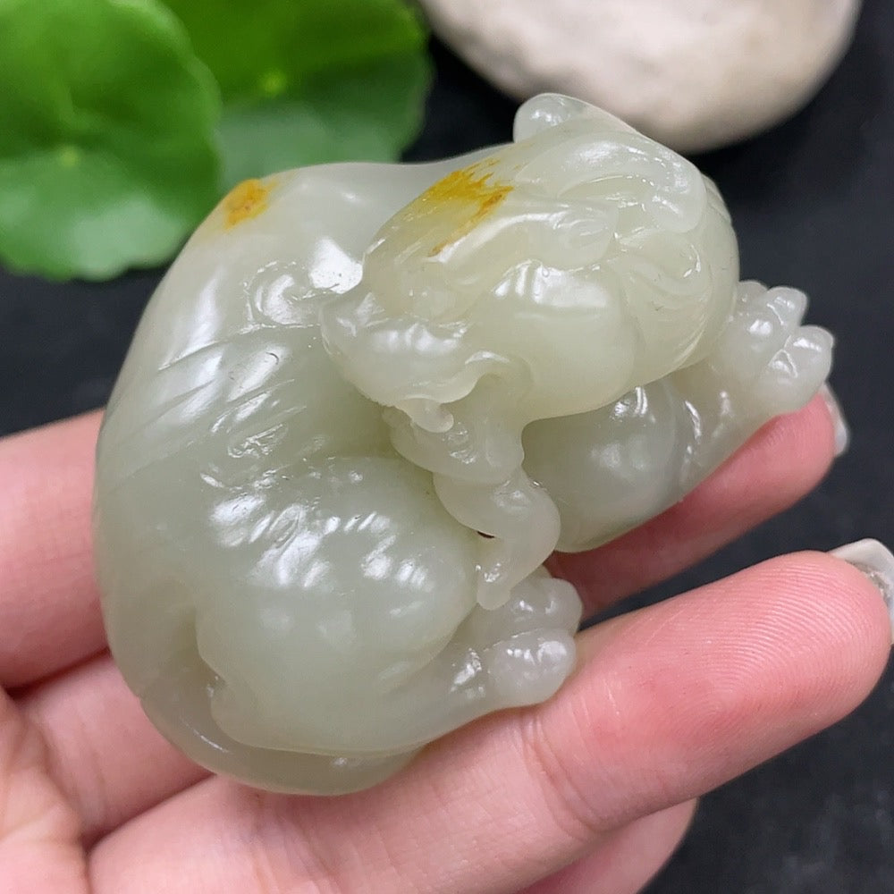 Hetian jade Pi Xiu handheld sculpture in undetermined skin color, weighing approximately 95.7g, from HUILIU HQ.