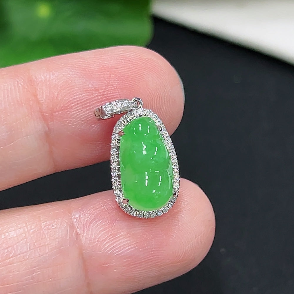 Jadeite lucky bean pendant with diamond accents in 18K gold, weighing approximately 2.1g, crafted by HKHQ.