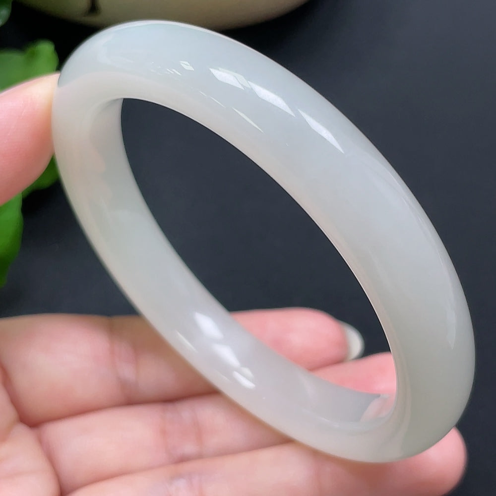 HKHQ Hetian Jade round bracelet with 59.2mm diameter and 50.77g weight, featuring smooth, polished jade beads.