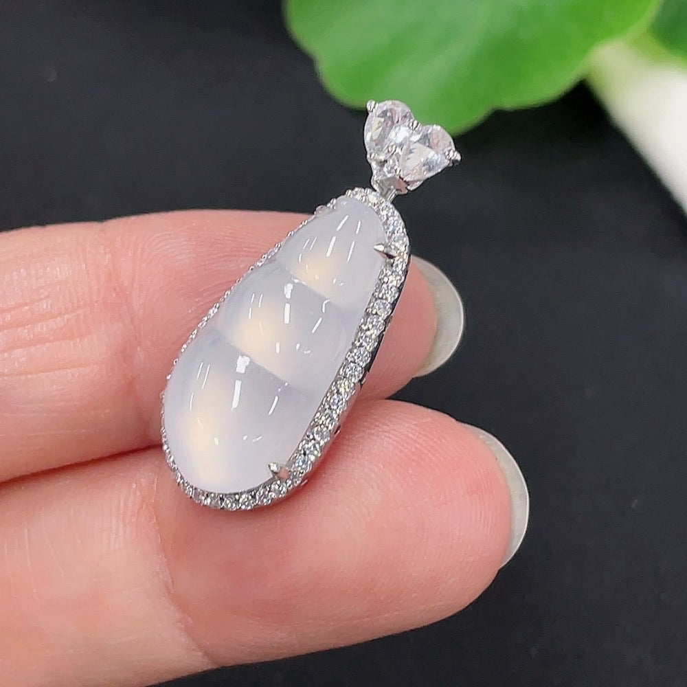 Jadeite Blessed Bean Pendant with 18K Gold Setting, Total Weight Approx. 3.2g (Non-Diamond)
