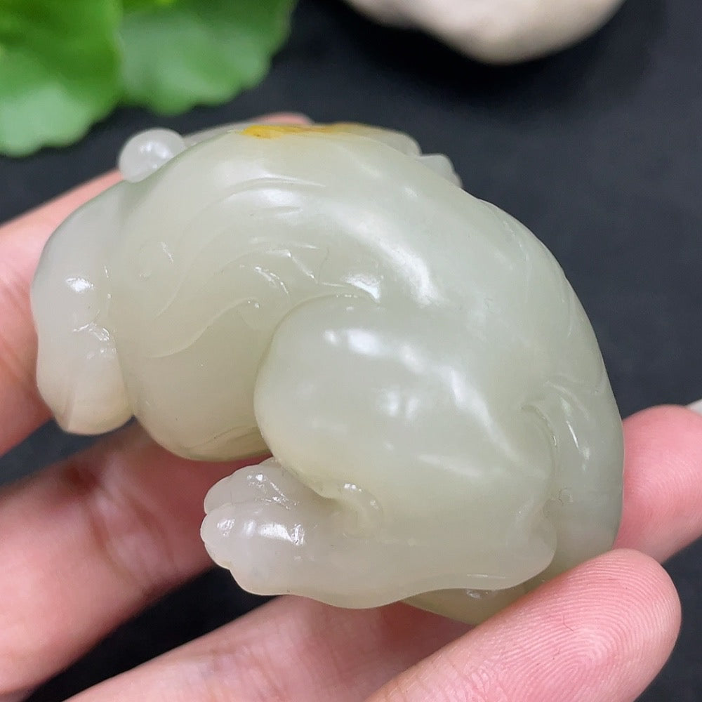 Heitian jade Pi Xiu handheld sculpture by HUILIU HQ, weighing approximately 95.7g, with undetermined skin color and intricate details.