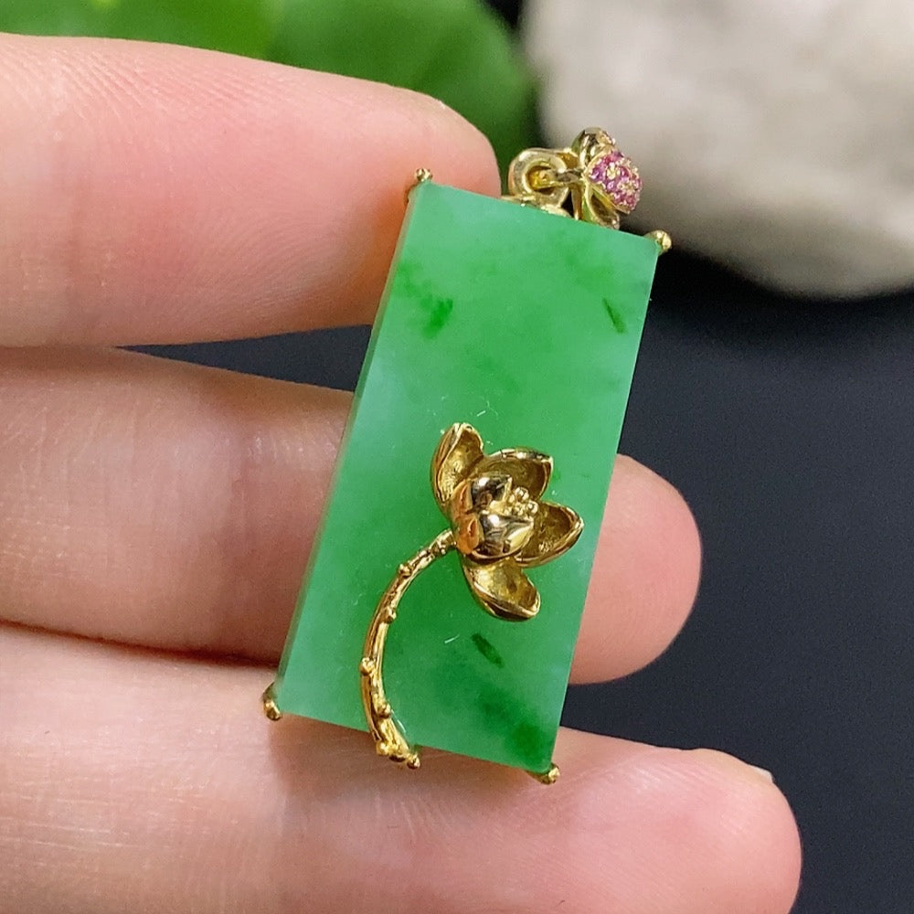 Jadeite inlaid pendant with 18k gold setting, weighing approximately 7.1g, featuring intricate jade details and craftsmanship.
