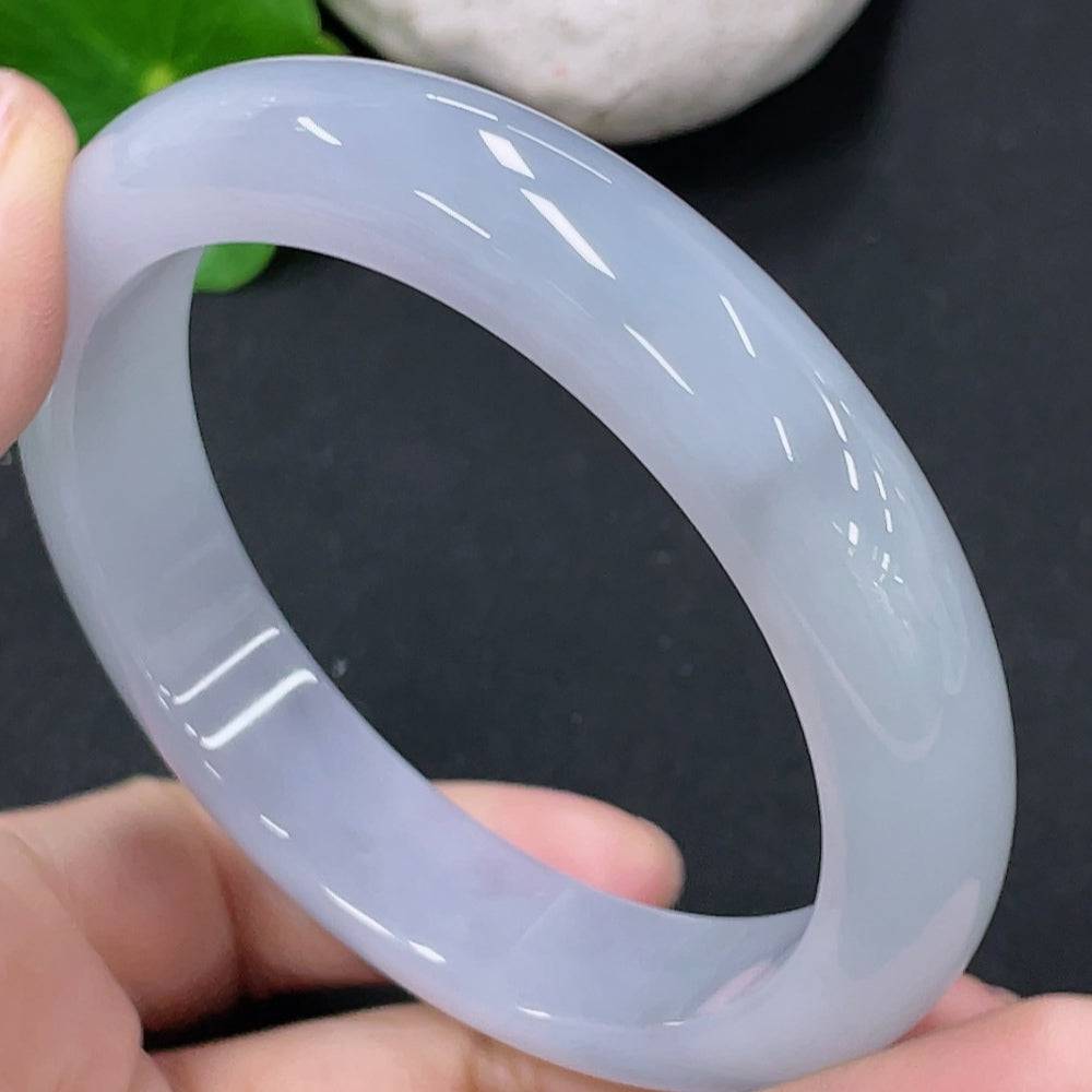 Huiliu HQ Jadeite round bangle crafted from smooth, polished green jadeite with a glossy finish and subtle natural variations.
