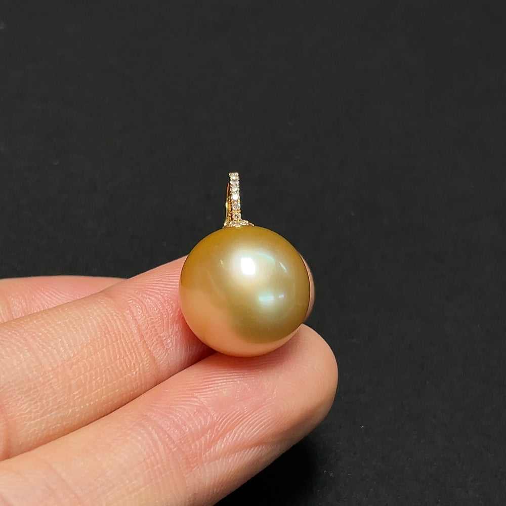 Saltwater Pearl Pendant 18K Gold with Diamond Accents