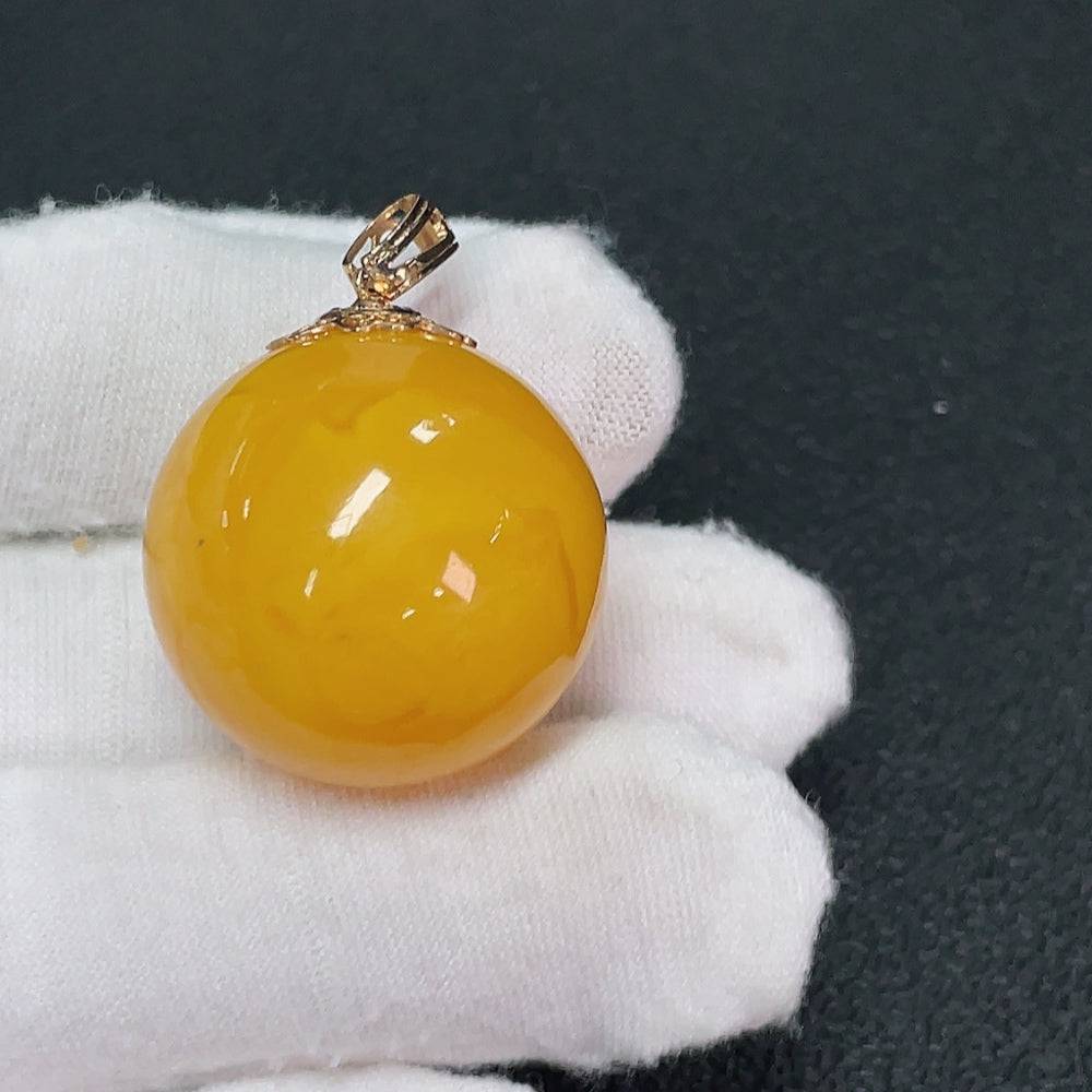 18K amber beeswax pendant from HUILIU HQ, approximately 25mm in size and 10.09g weight, featuring warm amber and bee motif.
