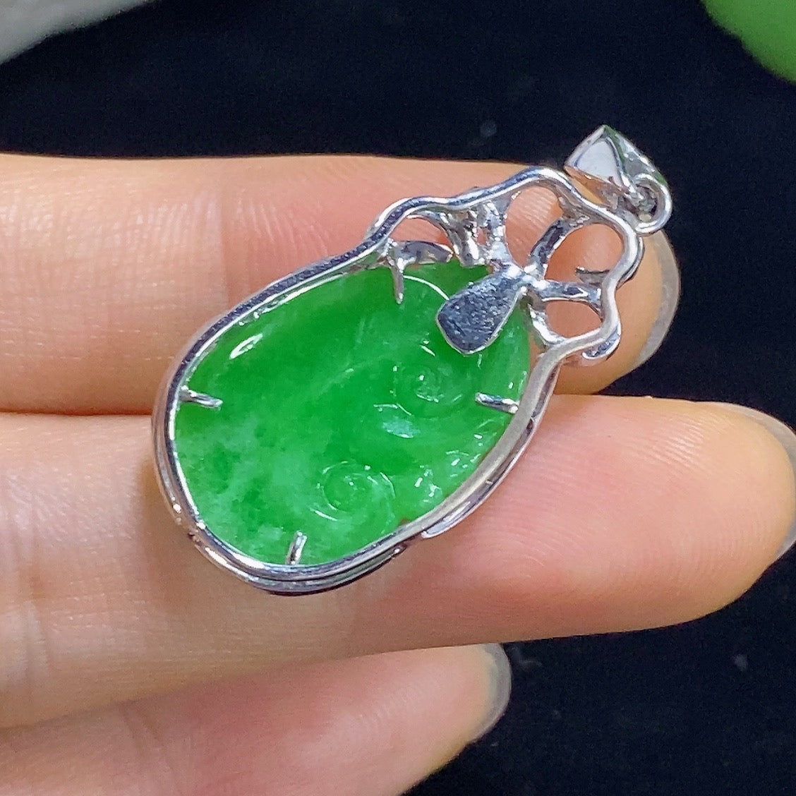 HKHQ jadeite Ruyi pendant necklace with diamond accents, gold content AU70%, inlaid design, totaling approx. 3.75g.