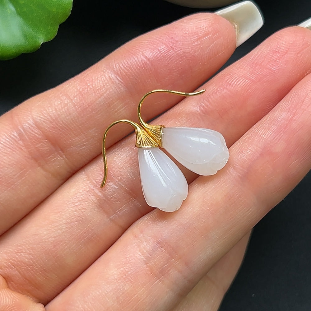 Hetian jade bud earrings with 18k gold setting, featuring delicate jade craftsmanship and a total weight of approximately 2.75g.