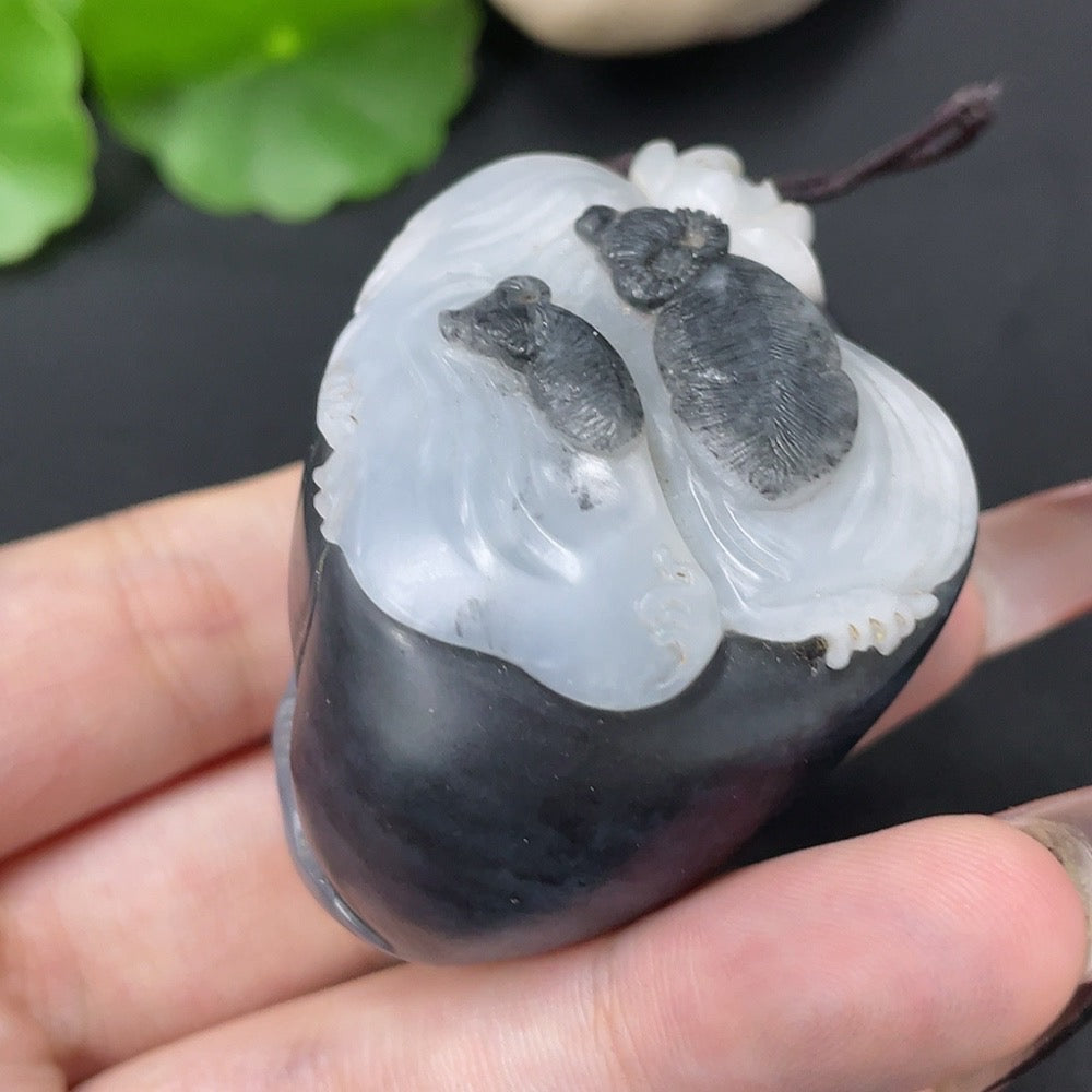 다른 광물 성분이 포함된 하티안 옥 손조각 소, 총 중량 약 115.6g