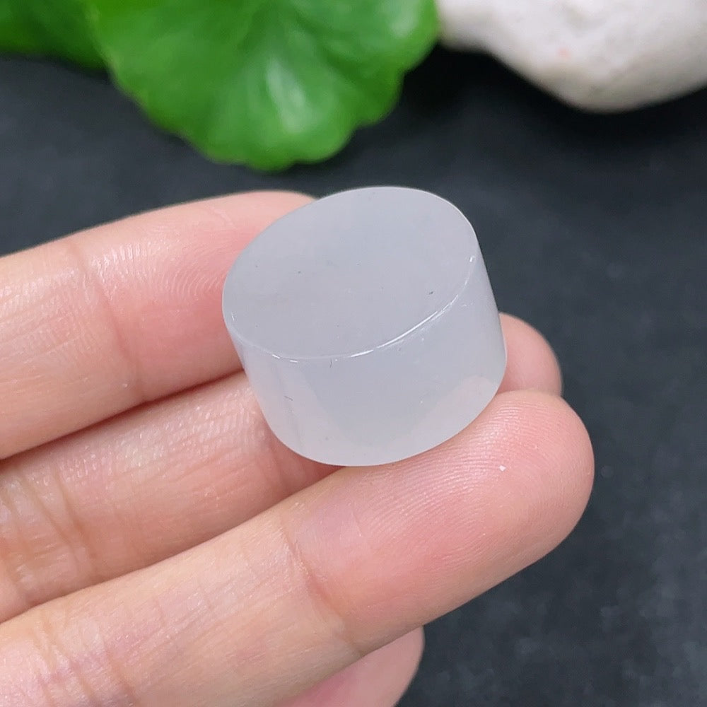 HKHQ jadeite beads jewelry with approximately 9.64g of vibrant green jadeite beads, showcasing smooth, polished surfaces.