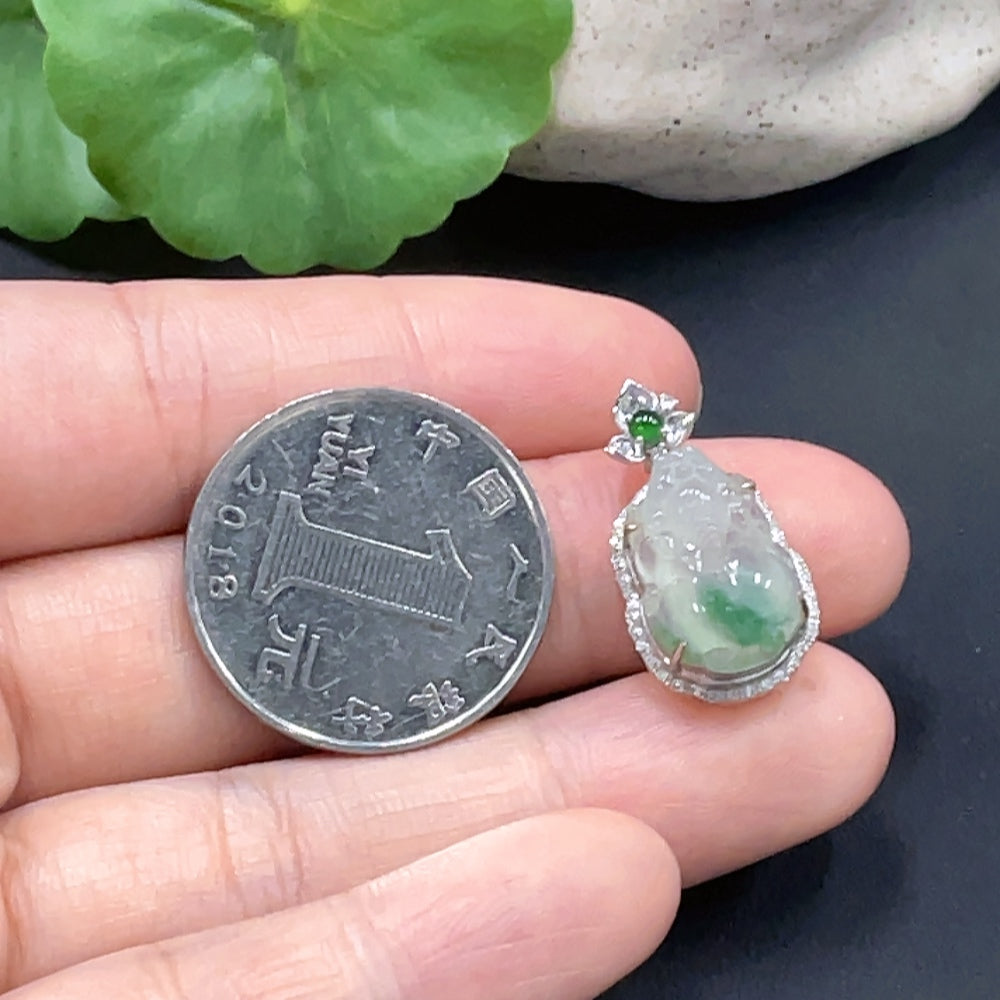 JadeitePi Xiu Pendant with 18K Gold Inlay, Total Weight Approximately 2.68g