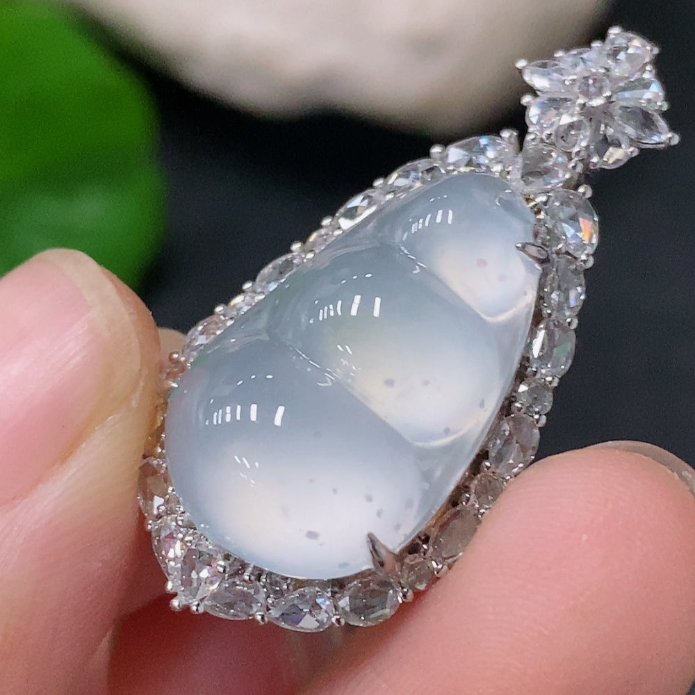 Jadeite mung bean pendant with 18k gold and diamond accents, showcasing a smooth jade jadeite stone and detailed craftsmanship.