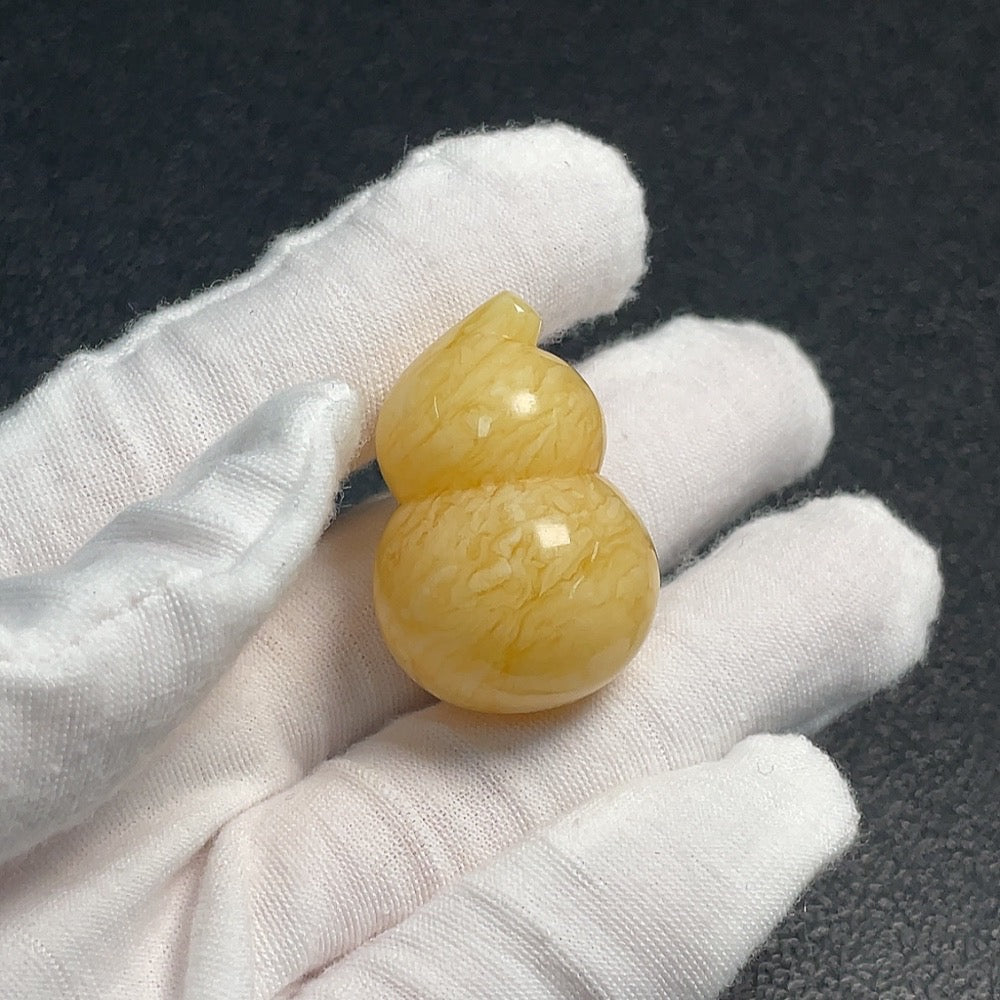 Huiliu HQ Amber beeswax jewelry displaying natural amber beads with warm, golden tones and intricate craftsmanship.