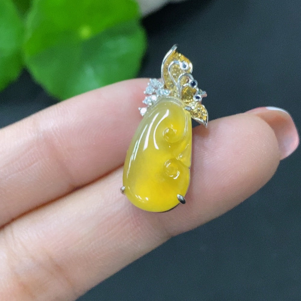 Jadeite-inlaid Ruyi Pendant in 18K Gold (Approx. 3.38g) with Diamond Accents (Color Origin Undetermined)