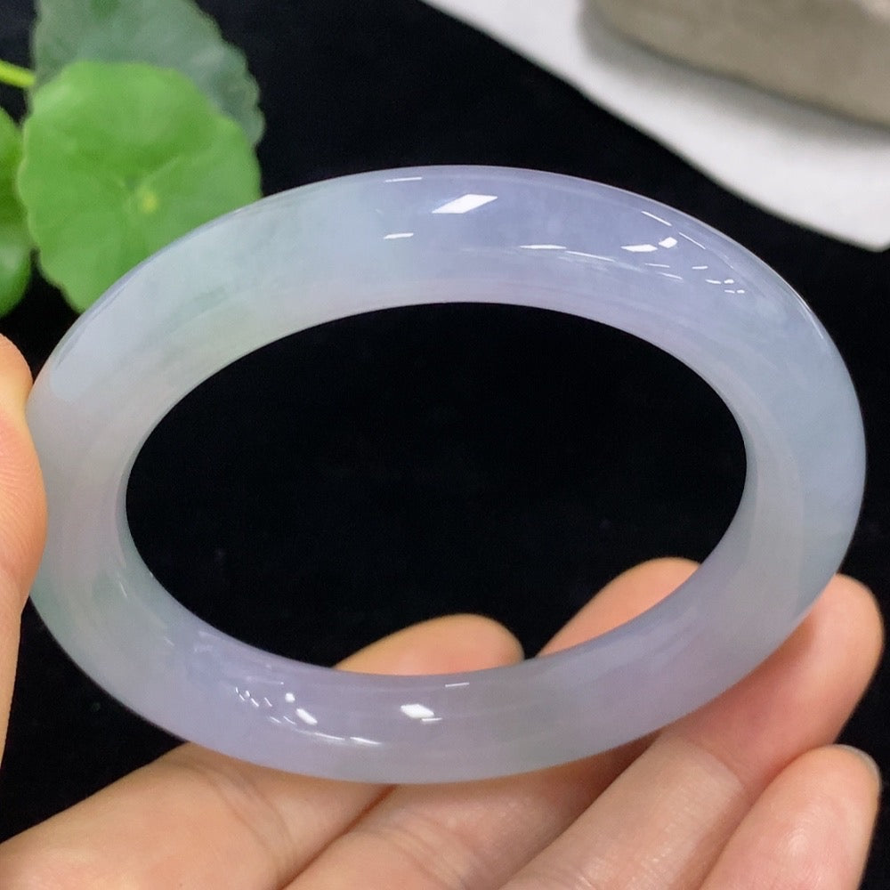 Huiliu HQ jadeite round bangle displaying smooth, polished green jade with a glossy finish and traditional craftsmanship.