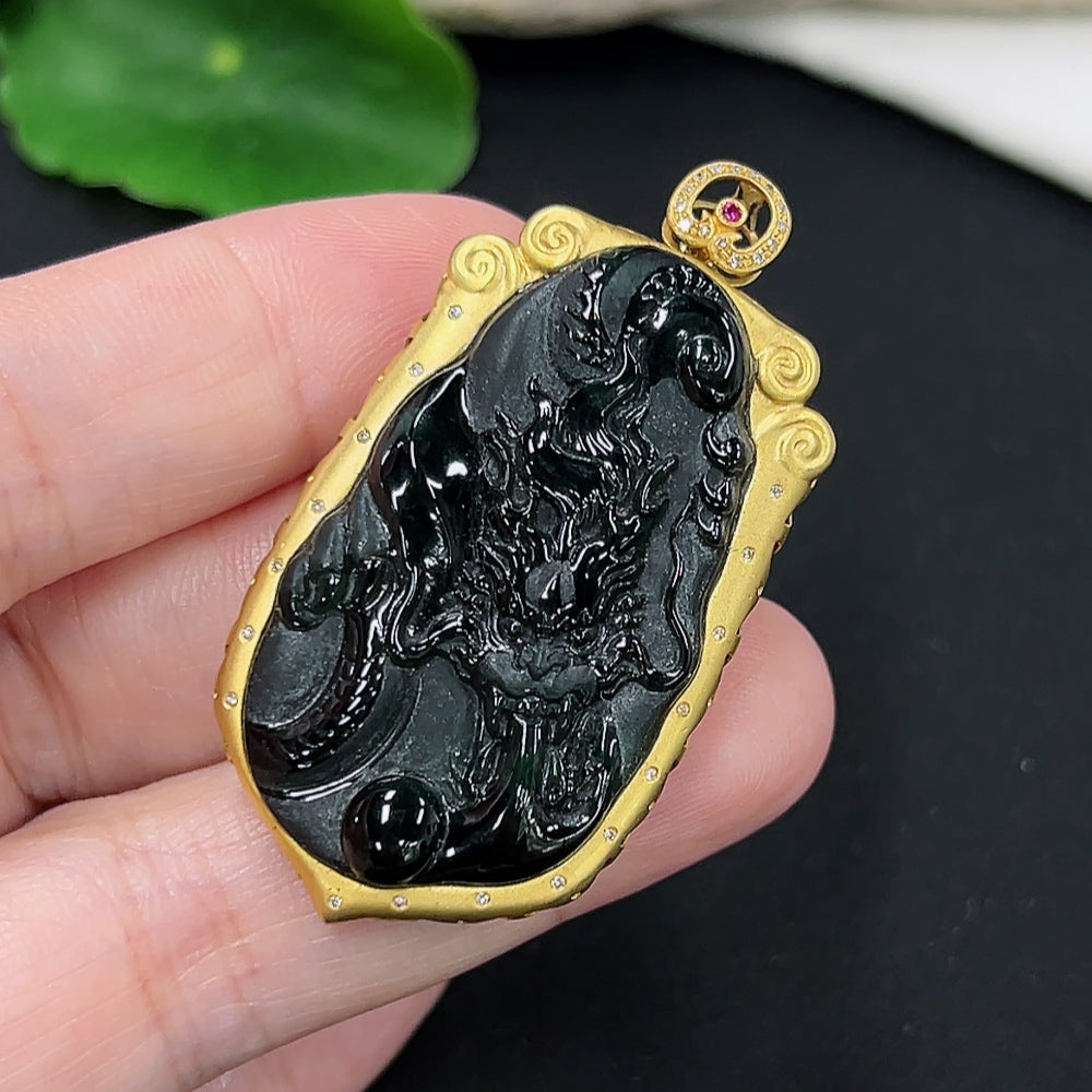 Jadeite Dragon Pendant with 18K Gold (Set with Colorless Diamonds)