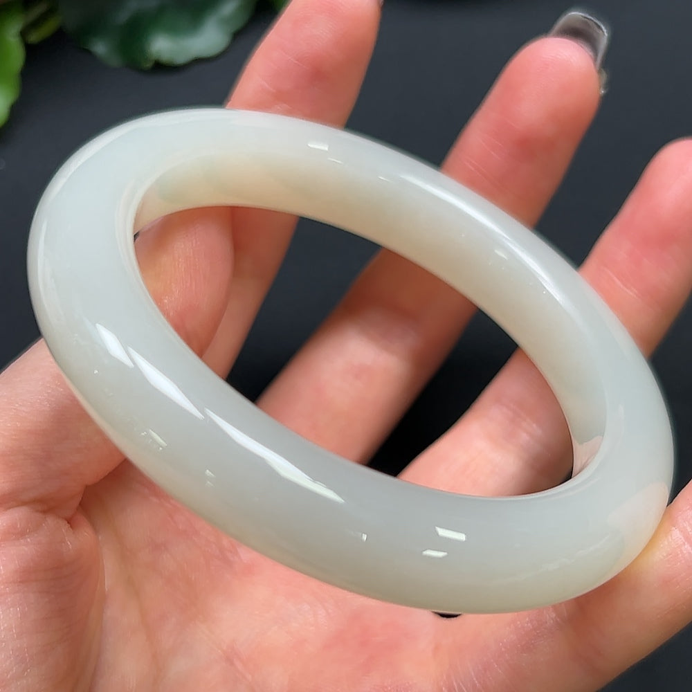 Hetian Jade round bracelet with 58.9mm diameter, weighing approximately 67.83g, featuring smooth polished jade beads.