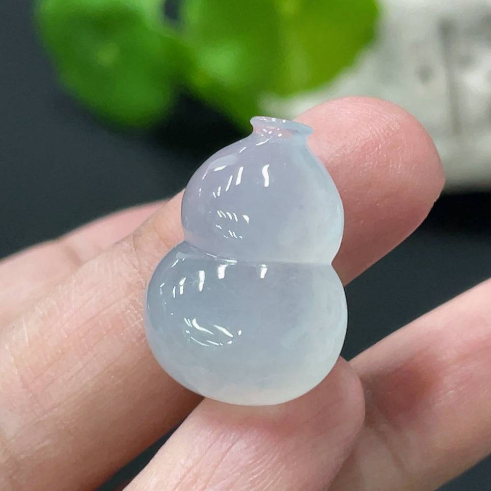 Jadeite gourd inlay piece from HUILIU HQ, featuring smooth green jade with intricate carved details, weighs approximately 5g.
