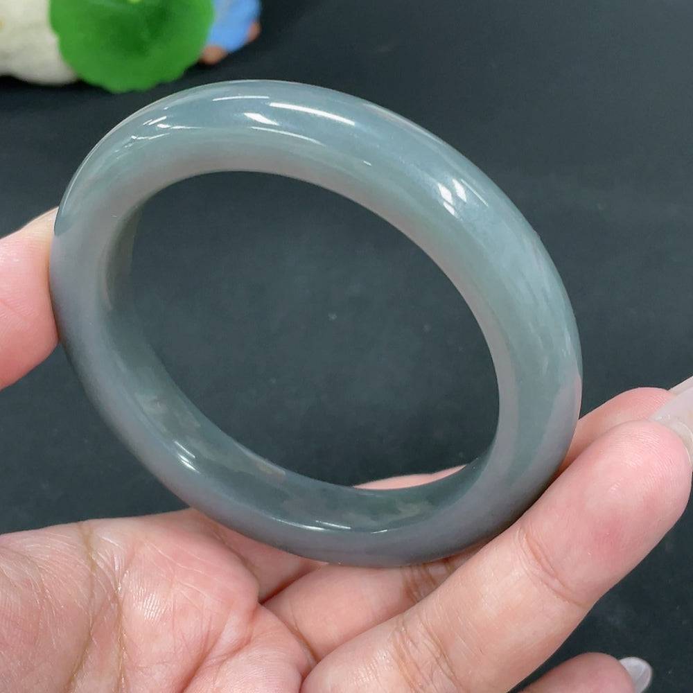 Huiliu Hetian Jade round bracelet featuring smooth polished jade beads on a string, certified by Huiliu HQ.