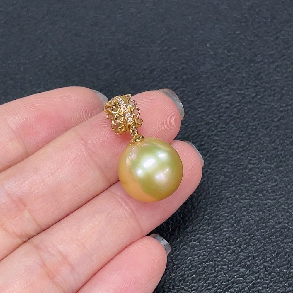 Seawater pearl pendant in 18K gold with a 13.3mm pearl, HKHQ jewelry, featuring a simple elegant design against a plain background.